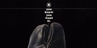 Sac à bandoulière en forme de coeur à paillettes. 3 Pieces Iconiques Qui Ne Cessent De Se Reinventer Numero Magazine