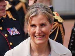 The Duchess of Edinburgh opted for aquamarine floral earrings for historic  Changing of the Guard ceremony