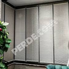 Plise perde çeşitleri motorlu veya ipli mekanizmaları aracılığı ile kolayca ve istenilen miktarda açılıp kapatılabiliyor. Karartma Cam Balkon Perdesi Fiyati 169 00 Tl M2