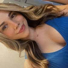 Claudia Morin's Instagram, Twitter & Facebook