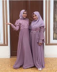Pilih juga beberapa warna brokat yang menawan seperti nude, salem dan beberapa warna pastel lainnya untuk menjadikan anda sebagai pusat perhatian. Tampil Cantik Dan Playful Ini Inspirasi Bridesmaid Dress Warna Ungu