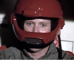 這位是飛狼的姐妹機- ''紅狼”的駕駛員扮演者。之前不知道名字，但今天看到他也過世的消息。Gerald Dwight "Wings" Hauser.  RIP.