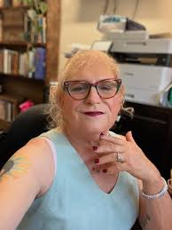 Happy Sunday my beautiful friends 🥰 I decided to do something a little  different and wear my hair back today. For me today it's mostly relaxing. I  started by sleeping in until