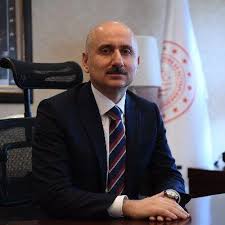 Trabzon lisesi'ni bitirdikten sonra karadeniz teknik üniversitesi mühendislik fakültesinden makina mühendisi olarak mezun oldu. Adil Karaismailoglu Nereli Yeni Ulastirma Bakani Adil Karaismailoglu Kimdir