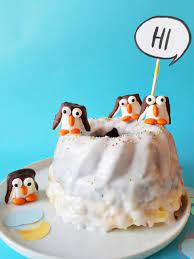 Traditional fruit cake, fondant penguins. Schokoladiger Pinguin Kuchen Mit Verstecktem Creamcheese Swirl Made With Luba Kreativer Kuchenspass