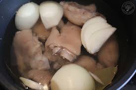 Mi cocina es como la de cualquier ama de casa que ha. Manitas De Cerdo En Salsa De Almendras Receta Tradicional De La Cocina De Granada Cocinando Entre Olivos