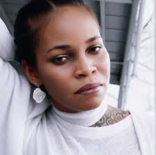 What is the price and size of the wedding cake?