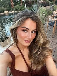 Rachel Arnett's Instagram, Twitter & Facebook