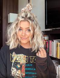 5 Reasons Why Everyone S Obsessing Over This Throwback Style Bangstyle Short Hair Styles Hair Styles Medium Length Hair Styles