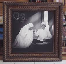 Kiki photo studio merupakan studio foto terlengkap dan terbesar di bilangan kota bekasi, kami memiliki 2 studio foto yang muat hingga 40 orang lebih, sangat cocok untuk foto keluarga besar, prewedding, graduation, meternity, baby serta foto lainya.kikiphotostudio memiliki 27 spot foto tematik yang siap memanjakan foto anda. Bingkai Foto Keluarga Djohan Art Frame