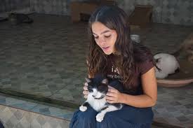 Mel Maia incentiva adoção em visita a abrigo de animais