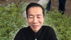 영화 '미나리'의 정이삭(리 아이작 정) 감독이 미국 유력 영화 매체 인디와이어가 선정한 '미나리'는 희망을 찾아 낯선 미국 땅으로 이민을 선택한 한국인 가족의 따뜻하고 특별한 이야기를 그린 작품. Of1f0ht2g7cgtm