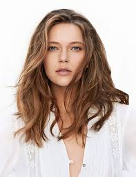 Cheveux Epais Les Coupes A Adopter Pour Les Sublimer En 2020 Coupe De Cheveux Cheveux Mi Long Cheveux Ondules Mi Longs