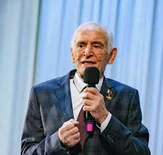 Еще будучи студентом, он получил свою первую главную роль, а позже снялся в десятках прекрасных картин. Smolenskaya Gazeta Vasilij Lanovoj Ya Ditya Vojny I Etogo Mne Ne Zabyt Nikogda