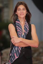 Duyuruya göre charlotte gainsbourg ve hugh bonneville, lives in a secret'ın başrolünde yer alacak. La Actriz Charlotte Gainsbourg De 36 Anos Operada Con Exito De Un Derrame Cerebral