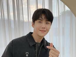 Melalui akun instagram pribadinya @seonho_kim aktor berusia 34 tahun ini kerap membagikan potret dirinya dalam berbagai. Kim Seon Ho Describes His Ideal Date Favorite Scent And More In Magazine Feature