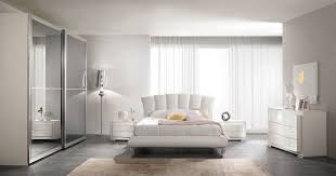 Gli inserti floreali e gli svarovski, tipici di questa linea, danno un tocco romantico e raffinato a questo ambiente tutto da scoprire. Prestige C21 Piloni Mobili