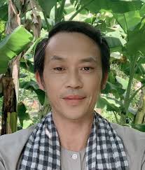 Hoài linh tên đầy đủ là võ nguyễn hoài linh sinh ngày 18 tháng 12 năm 1969 tại cam ranh trong một gia đình có tất cả 6 người con (ba trai, ba gái) và anh là con thứ ba và là con trai trưởng trong gia. Hoai Linh Lam ThÆ¡ Chuc Táº¿t 63 Tá»‰nh Thanh Vnexpress Giáº£i Tri