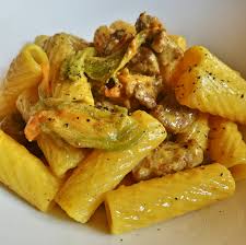 Maybe you would like to learn more about one of these? Tortiglioni Con Salsiccia Fiori Di Zucca E Zafferano Mordi E Scatta Ricetta Ricette Pasti Italiani Primi Piatti Di Pasta