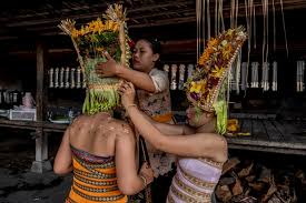 Tarian menyambut tamu agung dari bali. Tarian Menyambut Dewa Dari Kahyangan Ala Masyarakat Hindu Bali Matakota News