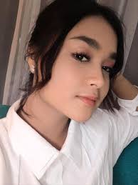Tak banyak yang tahu jika gadis berambut sebahu ini ternyata sepupu dari citra kirana. Ry5kdewjhhumam