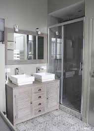 Le Shabby Chic Contemporain D Un Appartement Parisien Meuble Salle De Bain Salle De Bain Salle De Bains Meubles Bois