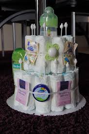 Svi sastojci pampers torte su neophodni mami i djetetu, a svi torta se sastoji iz 3 sprata pampers pelena za novorođenče, igračaka, glodalica, cucli, zvečkica, kupki, čarapica i drugih korisnih sitnica za mališane. Windeltorten