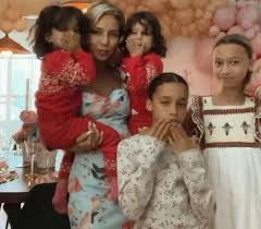 Luciana abreu mostra momento divertido com as filhas na piscina. Luciana Abreu Comemora 36Âº Aniversario Junto Das Filhas