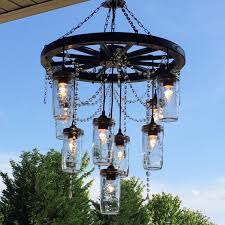Cartwheel Kroonluchter Met 3 Niveaus Door Southerncharmbykaren Plaat Corner Garten Dekoration Basteln Wielnaaf Kroonluchter Diy Wagenwiel Decoratie
