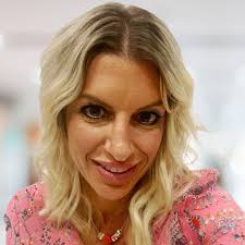 44years today ! Red rose bouquet 💐 for breakfast ! Dining out tonight with  main man