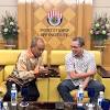 Seramai 23 setiausaha politik kepada menteri mengangkat sumpah simpan rahsia di hadapan perdana menteri, tun dr mahathir antara yang mengangkat sumpah ialah tiga setiausaha politik kepada perdana menteri iaitu muhammad zahid md arip, datuk mohamad nuhairi rahmat. 1