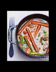 Portez à ébullition le jus de cuisson, puis ajoutez le roux avec le curry. Navarin De Collier D Agneau Aux Petits Legumes Les Meilleures Recettes Mijotees Elle A Table