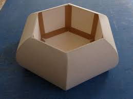 Habillez la boîte en coupant un morceau de tissu de 57 x 11 cm que vous collerez tout autour du coffret. Boite Hexagonale Le Biseau Bigouden Boite Hexagonale Boites Recouvertes De Tissu Cartonnage Boite