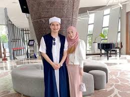 Dengan riasan sederhana, ia selalu terlihat menawan dalam balutan pakaian muslimah. 6 Hal Dari Curhatan Larissa Chou Usai Gugat Cerai Anak Almarhum Arifin Ilham