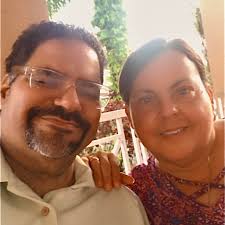 Ella canta, sí. Pero antes que cantante… ella es adoradora. Porque la  adoración verdadera no empieza con un micrófono, sino con una vida rendida.  Y cuando el cielo busca adoradores, no busca