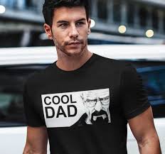 Hrnky, polštáře, odznaky, ponožky, spodní prádlo a jiné dárkové předměty na míru pro vás. Den Otcu Cool Tata Heisenberg Tenstickers