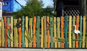 Pin Von Elise Auf Exterior Idesas Zaun Kunst Kleine Hinterhofgarten Zaun Dekorationen