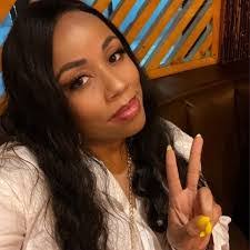 Lynette Savage's Instagram, Twitter & Facebook