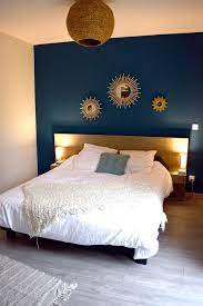 chambre parent bleu tete de lit miroir soleil accumulation miroir bois suspension osier linge de lit blanc parq wall decor bedroom parents bedroom home bedroom