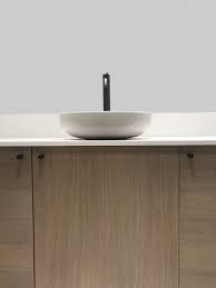 Sans effectuer obligatoirement d'importants travaux, changer un meuble de salle de bain ancien par un nouveau. Un Meuble Salle De Bain Sur Une Base Metod En Chene Et Plan En Quartz Blanc Meuble Salle De Bain Salle De Bain Ikea