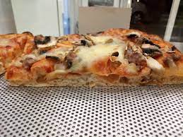 Immergersi nella lievitazione naturale ai tempi del corona virus la pizza si fa a sentimento, sarà per questo che, dopo tutto questo tempo. Pizza In Teglia Picture Of Pizza Da Luca Viterbo Tripadvisor