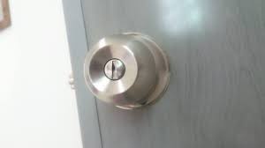 Tombol pintu terkunci dari dalam dan tak buleh buka.cara mudah untuk dibaiki dengan hanya menggunakan satu alat yg runcing. Marma Homestay Melaka Cara Teknik Dan Tutorial Pemasangan Membuka Dan Menukar Tombol Pintu Rumah Dengan Mudah