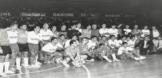 El futbol sala o futsal es juga entre dos equips de 5 jugadors cada un, sent un d'ells el porter. Historia Del Fubol Sala Mejor Resumen 2019