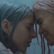 Crecen los rumores de un posible noviazgo entre Karol G y Young Miko: estas  son las señales