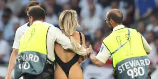 Man habe ihr dort eine jacke gegeben. Kinsey Wolanski Flitzerin Aus Champions League Finale Im Maracana Express De