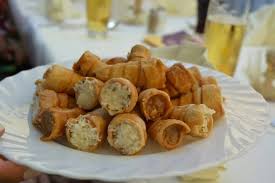 Dale un mordisco a estos bocadillos livianos, esponjosos y bien crujientes. Bocaditos Ecuatorianos Caracoles Mmm Snack Recipes Good Food Food