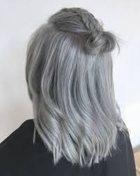 Haare Silber Farben 70 Stylische Inspirationen Und Viele Pflegetipps Graue Haare Silberne Haarfarben Graue Haarfarben
