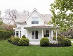 You can make your home uniquely yours by going with a white exterior paint that you love and pairing it with dark trim around the windows, a pop of color on the front door, and a dark roof to bring it all together. Milaya Dacha Na Long Ajlende Foto Idei Dizajn Farmhouse Renovation Modern Farmhouse Long Island House
