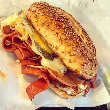 Binnur kaya'nın başrolünde yer aldığı kırmızı oda dizisinde bu hafta kumru karakterini aslıhan gürbüz canlandırıyor. Kumru Baba Neustadt Sud 1 Tip From 9 Visitors