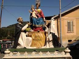 La supplica alla madonna di pompei è una pratica devozionale cattolica che viene recitata l'8 maggio (giorno in cui ebbe inizio nel 1876 la costruzione della basilica) e la prima domenica di ottobre alle ore 12 davanti all'immagine della madonna di pompei. Una Statua Della Madonna Di Pompei Prende Fuoco Ma Resta Integra Lafedequotidiana It
